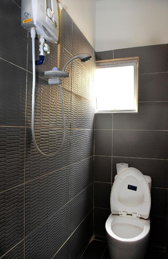 Harbourside Backpackers Hostel Sandakan Bagian luar foto